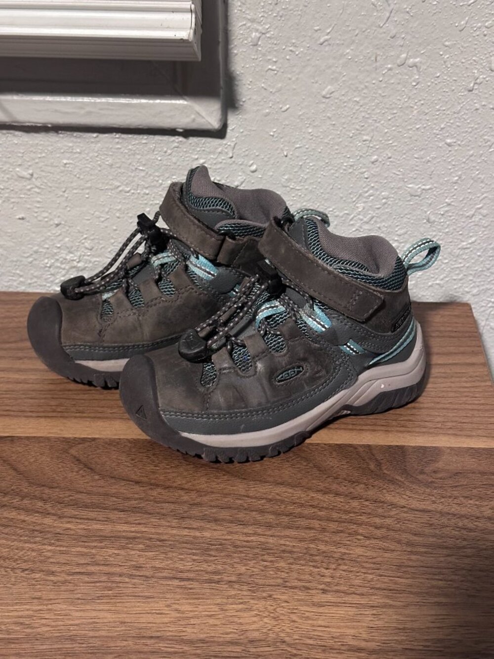 KEEN Kids Size 8 Targhee IV Mid Height Durable Comfortable Waterproof Hike Boot